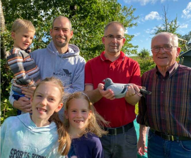 Familie Kersting mit drei Generationen und einer Brieftaube